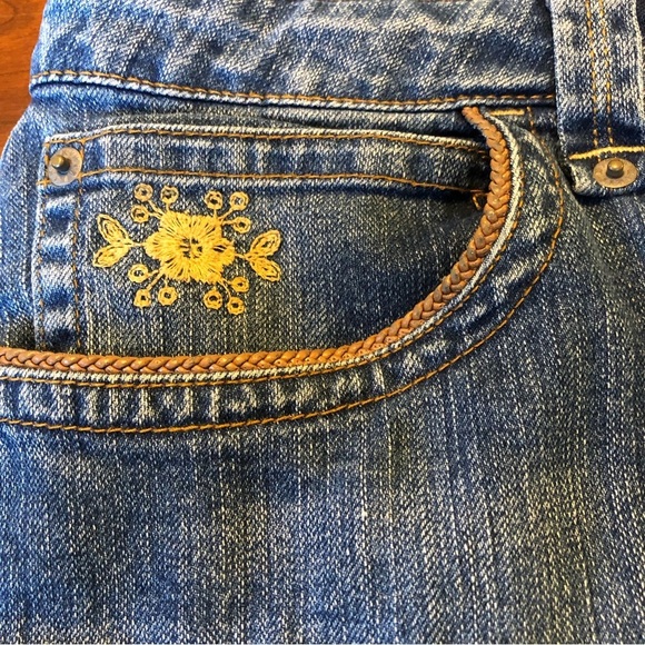 Kikit denim skit w/ruffle hem & embroidered gold floral & trim Size 8 - Picture 5 of 8